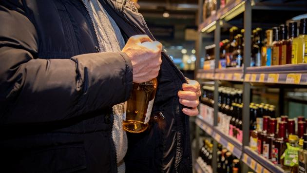 Allarme furti nei supermercati di Parma: «Non ce la facciamo più. Rubano bollicine, culatelli e parmigiano per rivenderli». Ecco le tecniche.