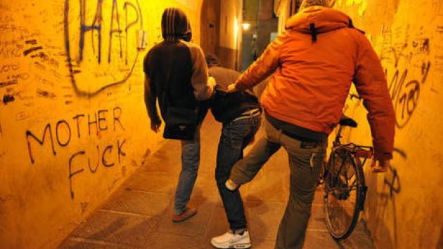 Bullismo: rompe il telefonino e ruba le bici delle compagne, denunciato