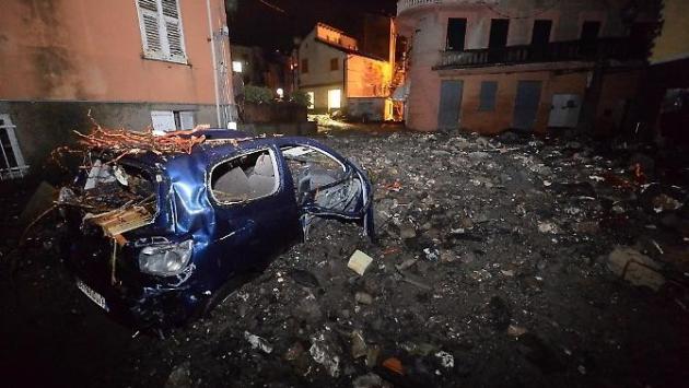 Malore per un "angelo del fango": una giovane in rianimazione