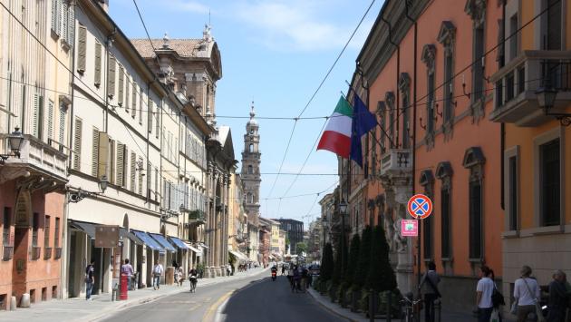 Strada Repubblica, scontro fra un'auto e uno scooter, un ferito al pronto soccorso