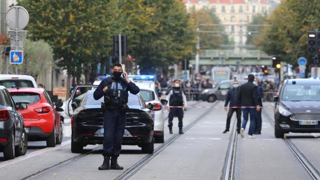 Nizza, attacco all'arma bianca vicino Notre Dame: morte tre persone, due  decapitate, e diversi feriti