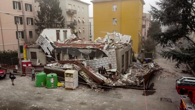 I residenti svegliati in piena notte. E c'è chi si ritrova l'auto sotto le macerie