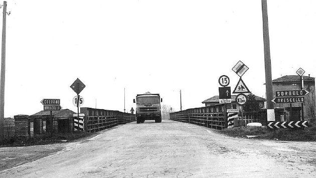 Coenzo -  In una foto d'epoca  il ponte sull'Enza che unisce  il paese con Brescello  e che sarà sostituito  dal nuovo ponte