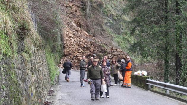 Bomba d'acqua a Massa, frana isola due paesi 