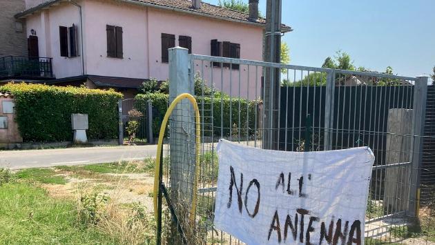 San Prospero, i residenti: «No all'antenna di 36 metri davanti a casa. Vogliamo un incontro col Comune»