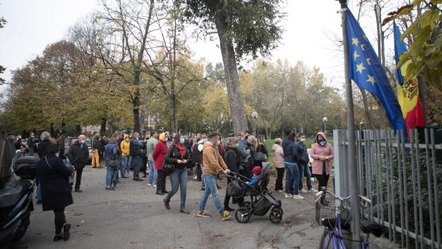Moldavi al voto, folla in via Argonne