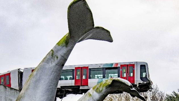Rotterdam: la statua di una balena salva il metro che deraglia