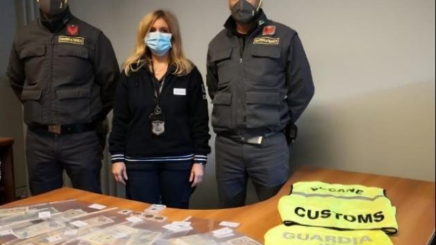 Sul treno da Zurigo con monete oro e banconote da collezione