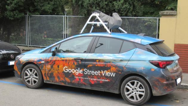 Anche la «Google car» paga la sosta nelle righe blu