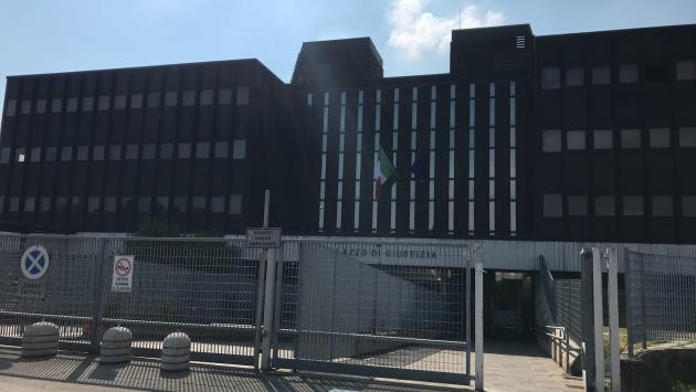 Porto abusivo di armi l'accusa mossa all'uomo dai Carabinieri della sezione radiomobile che hanno sequestrato il coltello.