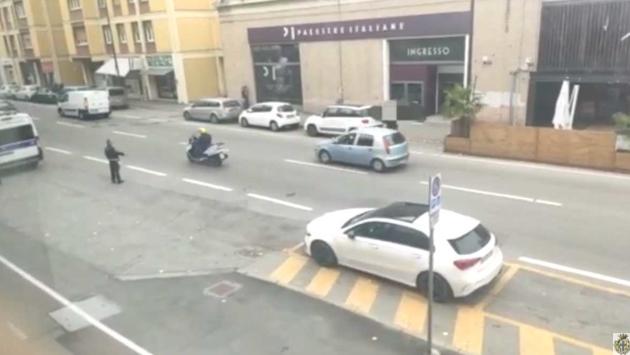 Parcheggia in uno stallo riservato ai disabili senza il permesso: beccato dalle telecamere - Video