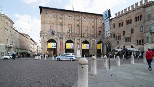 La protesta di Comune e Provincia: «Basta tagli agli enti locali, servizi a rischio»
