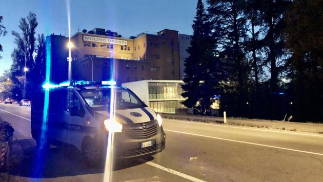 Scende dall'auto e viene travolto da una mini car. Grave un 45enne