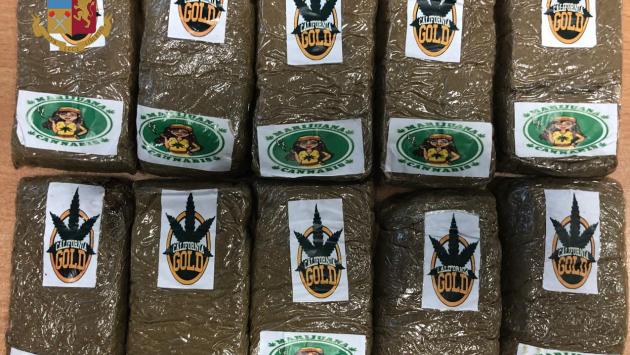 In treno con un chilo di marijuana: spacciatrice in carcere. In manette anche il ladro seriale dei supermercati