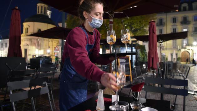 Metà giallo, metà arancione: la storia del bar "diviso" sull'Appennino