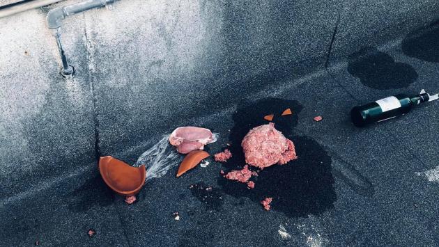 Entra nella trattoria Bellaria di notte e sparge cibo e bottiglie in tutto il quartiere