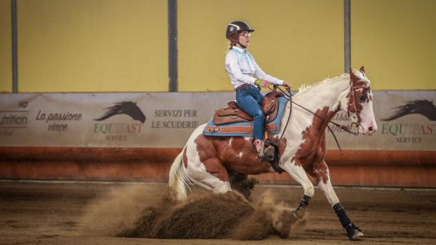 Agata, 11 anni, cavalca come un cowboy