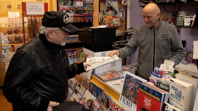 Chiude «Al giornalär», il saluto di via Trieste all'edicolante amico