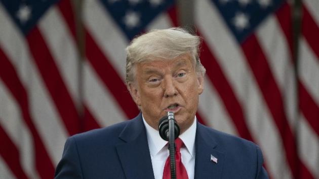 Trump ai fan in un ristorante di Miami: "Mangiate pure, offro io". Poi però se ne va senza pagare