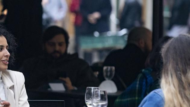 Ultimi brindisi nei bar della città