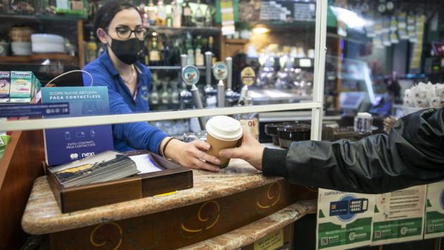 Tanti bar chiusi. E i ristoranti si attrezzano per l'asporto