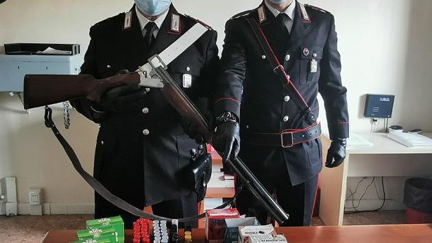 Aveva al domicilio fucili e cartucce illegalmente detenute: denunciato 49enne