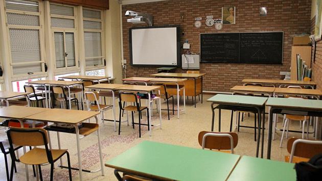 Un docente dall'aula vuota: «Ragazzi ci siete? Mi sentite bene o devo alzare il microfono?»