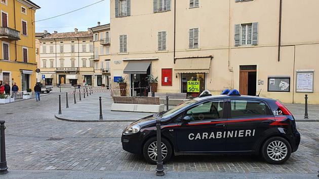  Langhirano, paga 4 forme di parmigiano con un assegno a vuoto: denunciato per truffa