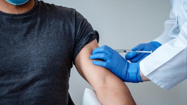 Piano per i vaccini anti-Covid inviato alle Regioni: "Prima ad ospedali ed Rsa"