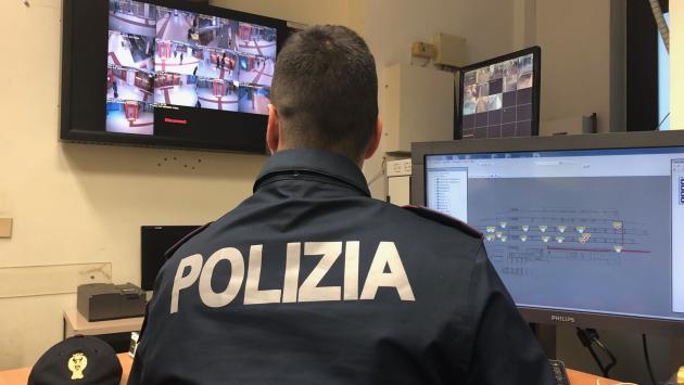Strappano la collana a un giovane e lo minacciano col coltello: denunciati due ventenni