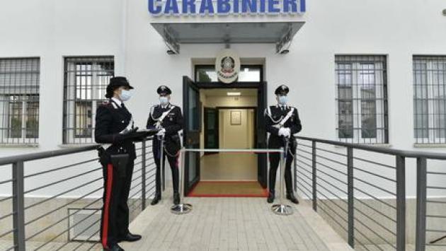 Per difendere la madre accoltella il padre, 16enne arrestato