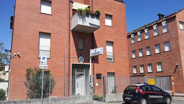 La relazione nasce via social: e lui le spilla 3 mila euro. Denunciato per truffa insieme alla vera compagna