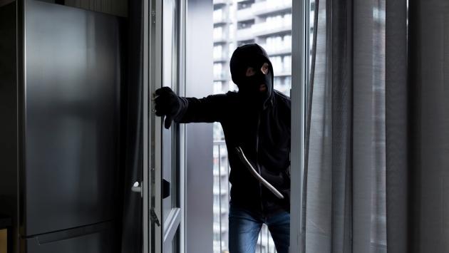 Gli rubano le chiavi di casa in auto e gli svuotano la cassaforte
