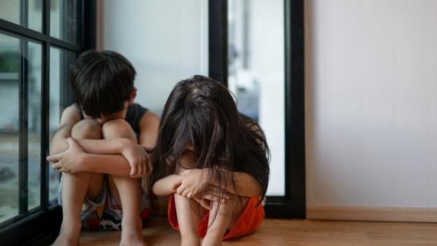 Lascia i figli di 3 e 7 anni soli in casa: mamma condannata. E lei si giustifica: «Devono responsabilizzarsi»