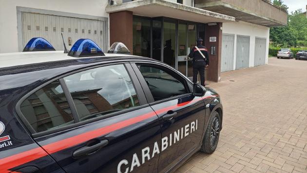 La moglie è sparita? Si era nascosta nell'armadio