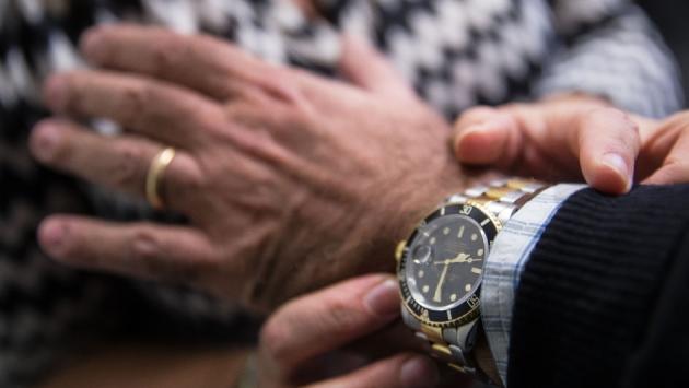 Condannata la «donna degli abbracci» che sapeva far sparire i Rolex