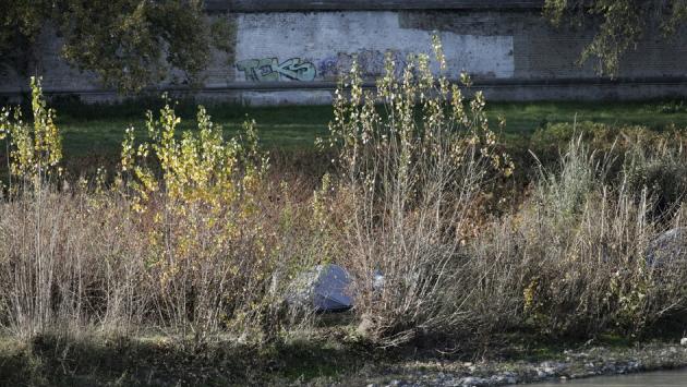 Tende di senzatetto nel greto della Parma