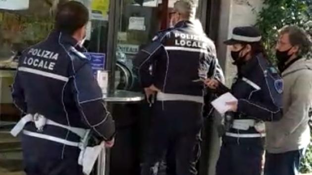 La titolare del bar: «Qui le regole sempre rispettate»
