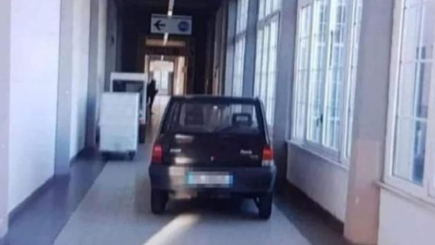 Si infila con la Panda nei corridoi dell'ospedale 