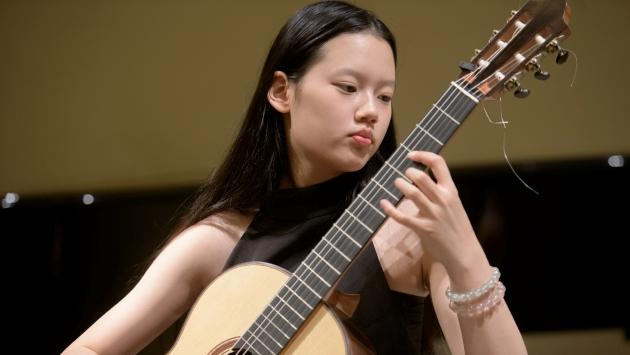 Ha 12 anni, suona da 3: è un prodigio della chitarra