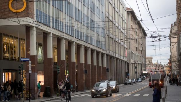 Via Mazzini, fa shopping «gratis» poi colpisce il vigilante: condannato