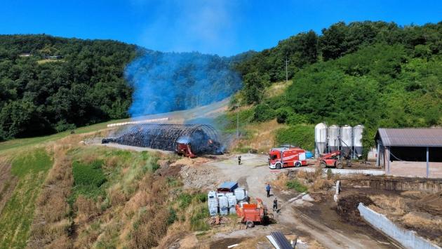 Incendio divora 700 rotoballe di fieno