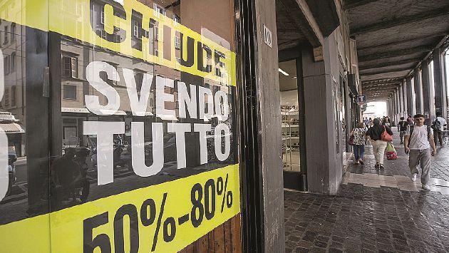 Comune: «Negozi chiusi? Colpa dell'online» L'opposizione: «La Giunta non fa nulla»
