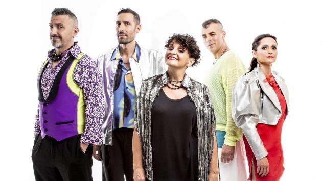 Gli Oblivion a Parma tra musica e teatro: «La comicità specchio della società»