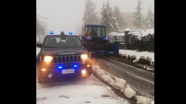 Coniugi bloccati in auto per il ghiaccio: soccorsi da carabinieri e spazzaneve