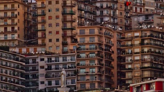 Per 11 anni un inferno di rumori al di là del muro: condannata la vicina