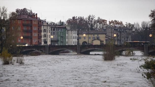 La città finisce sott'acqua e scatta l'allerta arancione