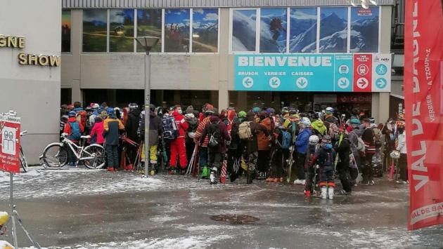 Polemiche per gli sciatori ammassati in funivia