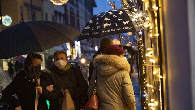 La pioggia frena lo shopping in centro