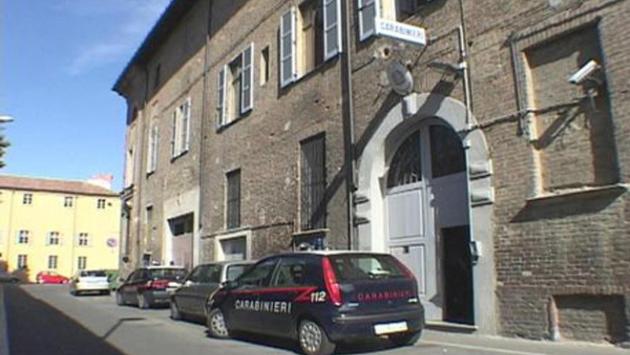 Donna morta in casa tra i rifiuti, i due figli indagati